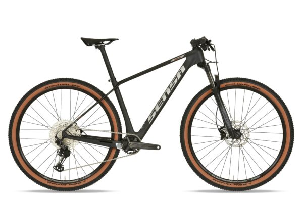 "Bicicleta de montaña SENSA FIORI EVO SLE 2025 con cuadro de carbono T800, horquilla RockShox Judy y componentes Shimano XT 12v."