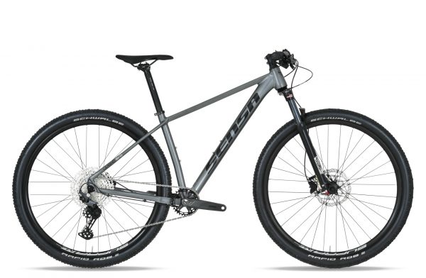 bicicleta de montaña sensa livigno evo 2025 gris con cuadro de aluminio Lite 6061 y grupo Shimano Deore de 12 velocidades.