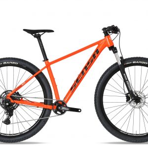"Bicicleta de montaña SENSA LIVIGNO EVO C9 2025 con cuadro de aluminio Lite 6061 y componentes Shimano CUES de 9 velocidades." naranja