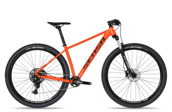 "Bicicleta de montaña SENSA LIVIGNO EVO C9 2025 con cuadro de aluminio Lite 6061 y componentes Shimano CUES de 9 velocidades." naranja